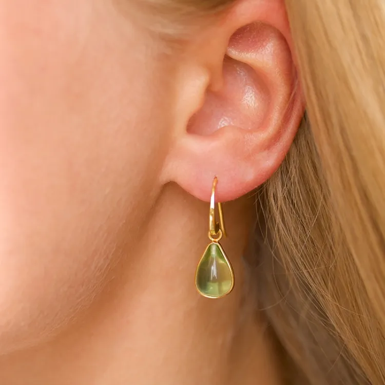 druppel lichtgroene kristal oorbellen in verguld zilver - Loom Stones