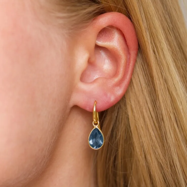 druppel donkerblauw kristal oorbellen in verguld zilver - Loom Stones