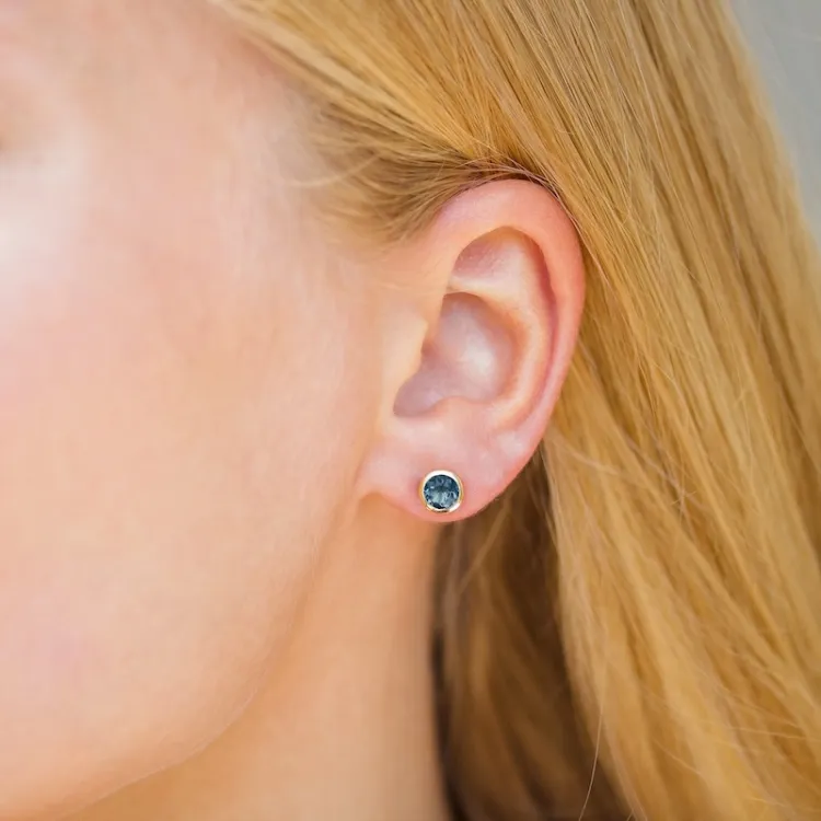 6,5 mm donkerblauw kristal oorsteker in verguld sterlingzilver - Loom Stones