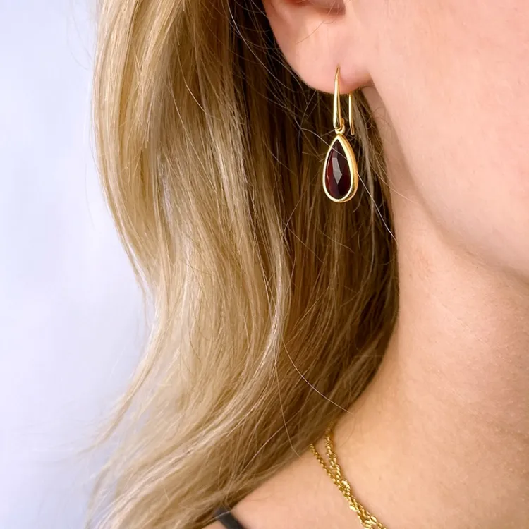 lange druppel rode kristal oorbellen in verguld zilver - Loom Stones