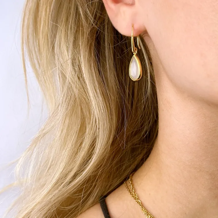 druppel maansteen oorbellen in verguld zilver - Loom Stones