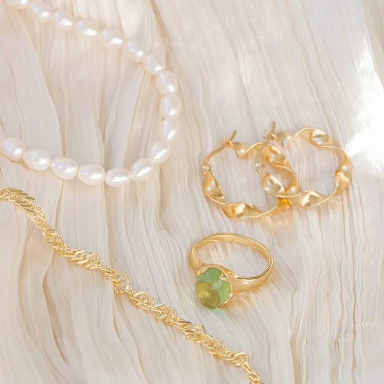 lichtgroene kristal ring in verguld sterlingzilver - Loom Stones
