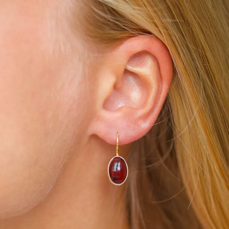 ovaal rode kristal oorbellen in verguld zilver - Loom Stones