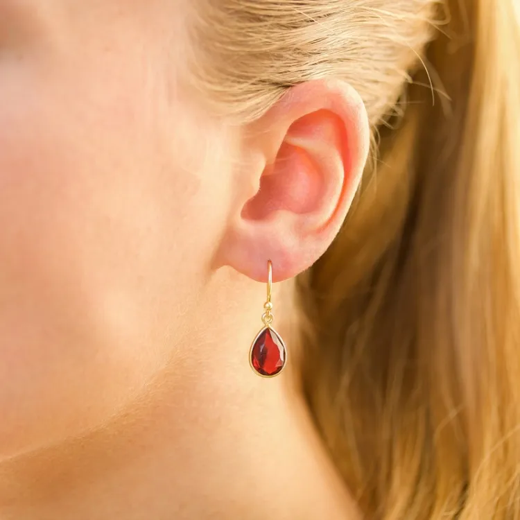 druppel rode kristal oorbellen in verguld zilver - Loom Stones