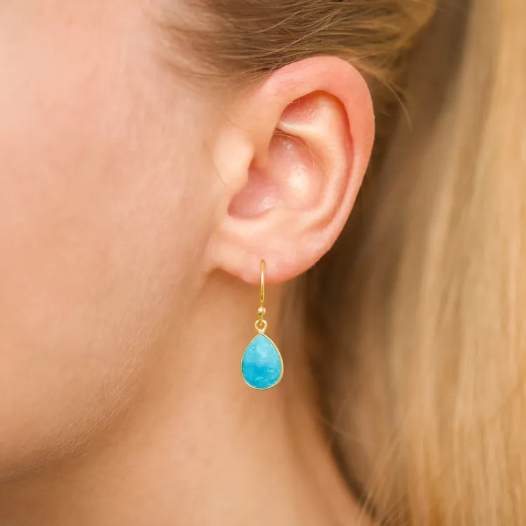 druppel synthetisch turkoois oorbellen in verguld zilver - Loom Stones