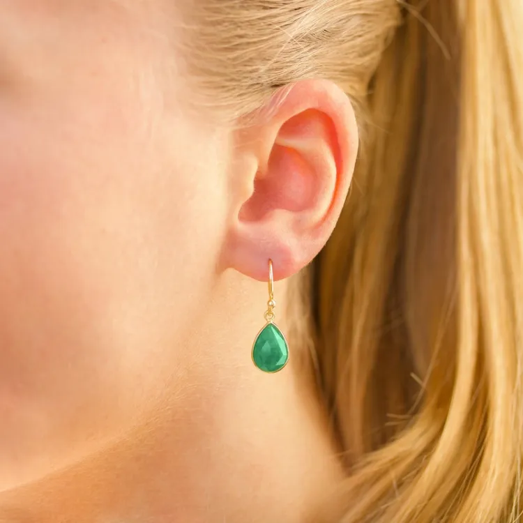 druppel beril smaragd oorbellen in verguld zilver - Loom Stones