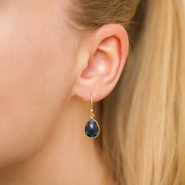 druppel synthetisch blauwe saffier oorbellen in verguld zilver - Loom Stones