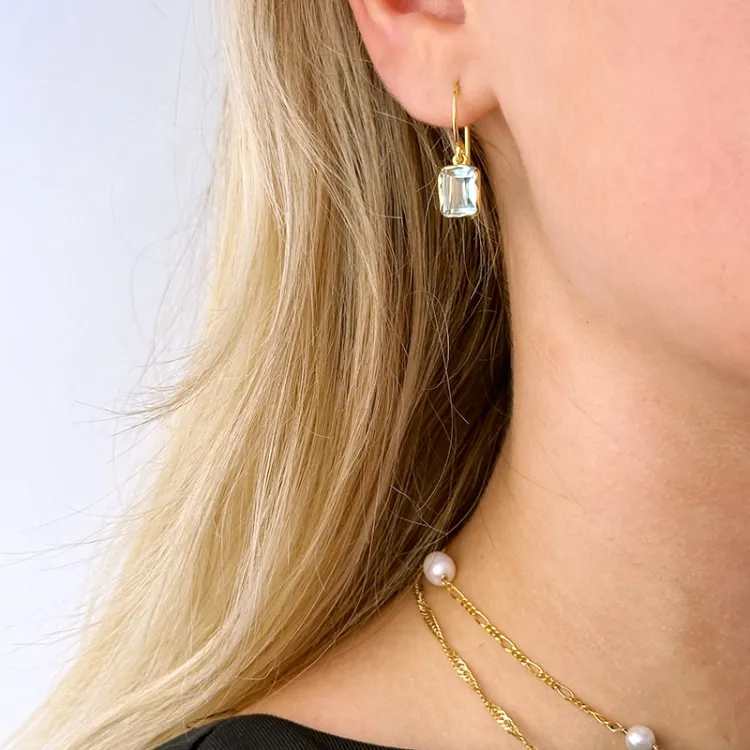 vierkant blauwe topaas oorbellen in verguld zilver - Loom Stones