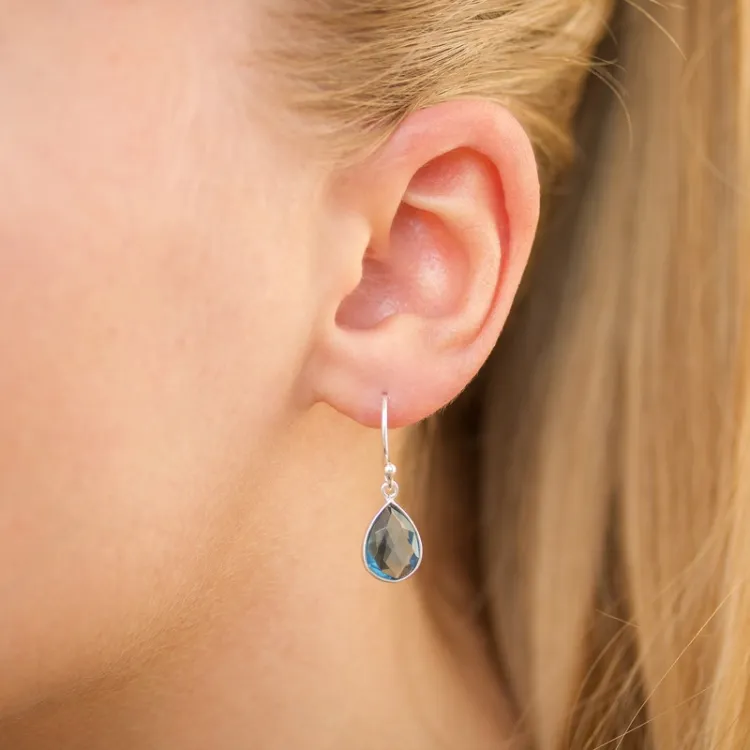 druppel donkerblauw kristal oorbellen in zilver - Loom Stones