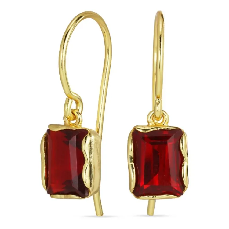 vierkant rode kristal oorbellen in verguld zilver - Loom Stones