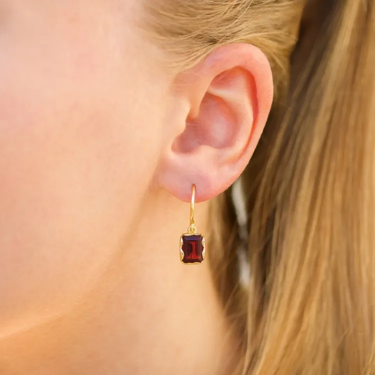 vierkant rode kristal oorbellen in verguld zilver - Loom Stones