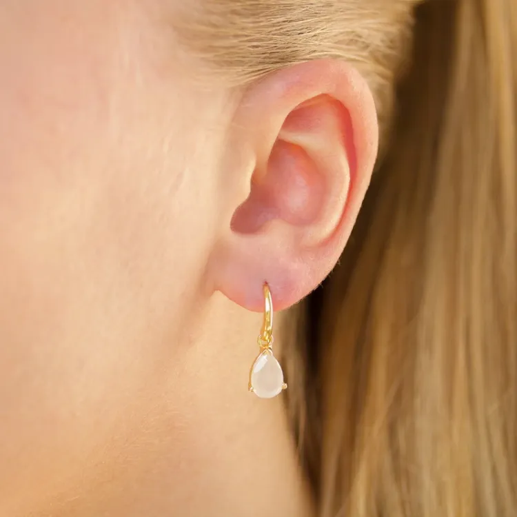 druppel witte maansteen oorbellen in verguld zilver - Loom Stones