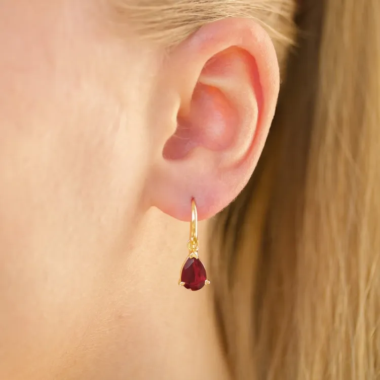 druppel rode kristal oorbellen in verguld zilver - Loom Stones