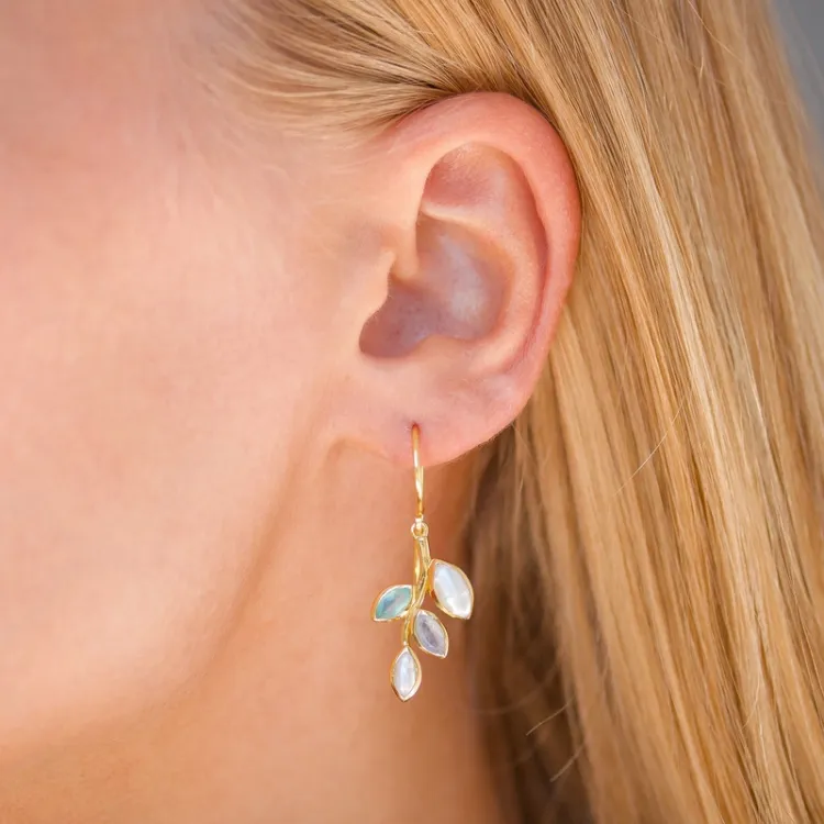 blad witte kristal oorbellen in verguld zilver - Loom Stones