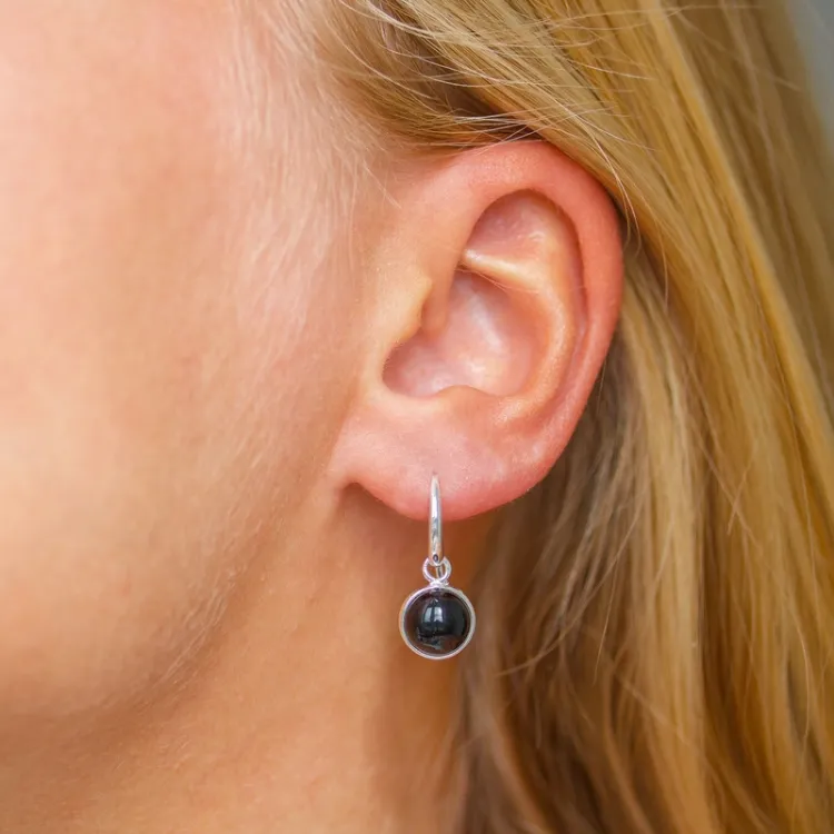 rond zwarte onyx oorbellen in verzilverd messing - Loom Stones