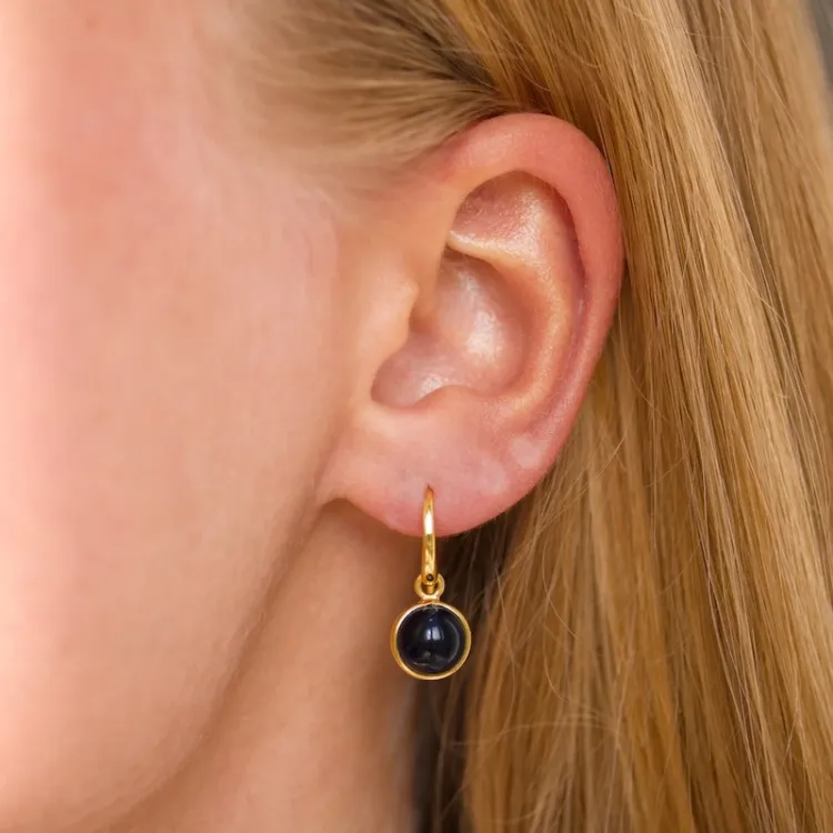 rond synthetisch blauwe saffier oorbellen in verguld messing - Loom Stones