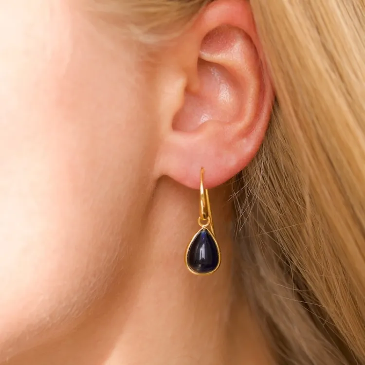druppel synthetisch blauwe saffier oorbellen in verguld messing - Loom Stones