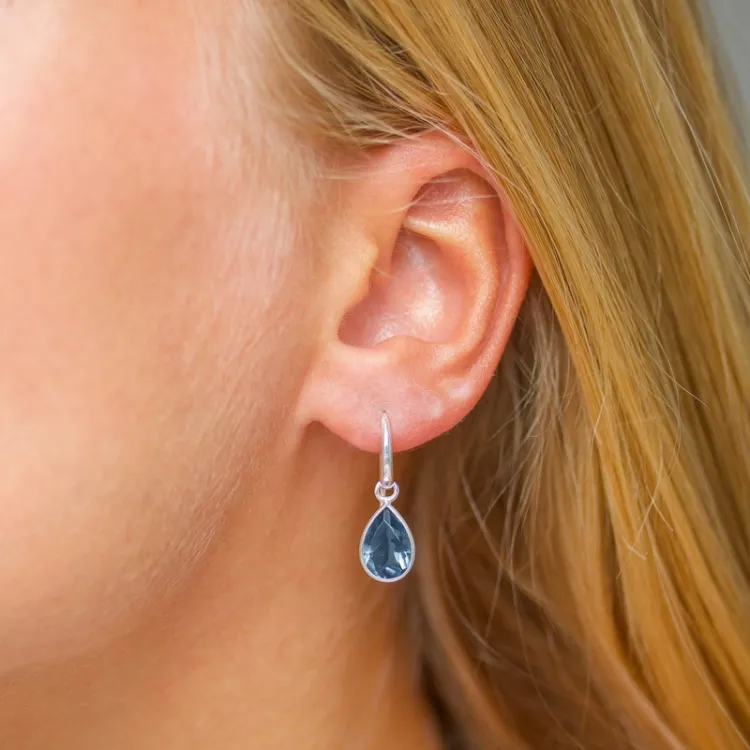 druppel blauwe donkerblauw kristal oorbellen in verzilverd messing - Loom Stones