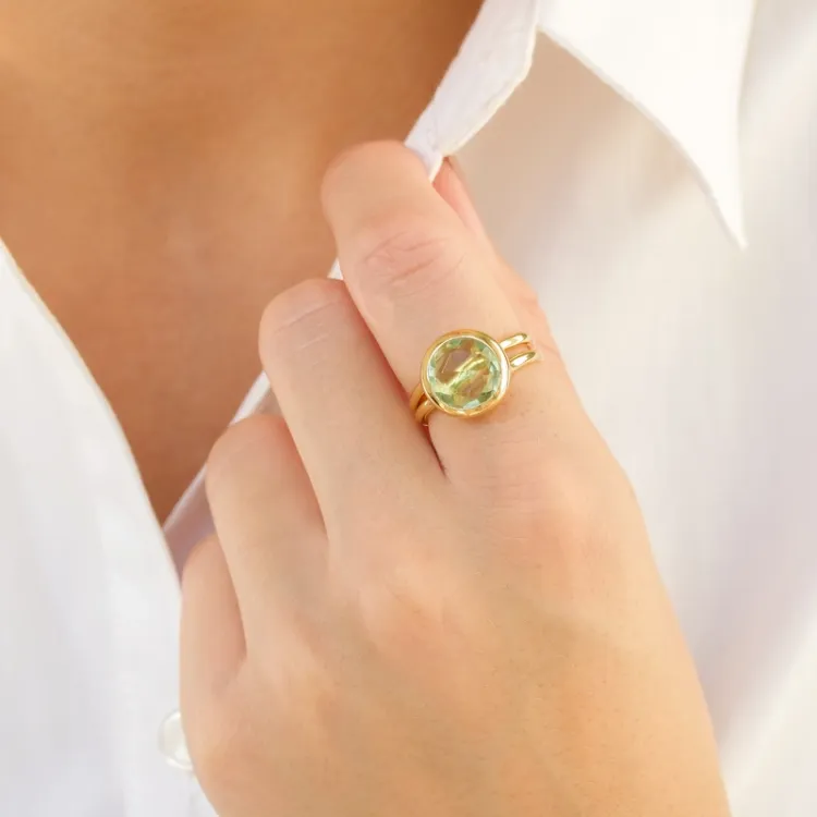 lichtgroene kristal ring in verguld messing - Loom Stones