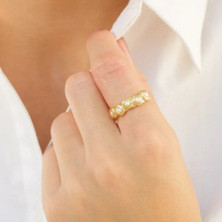 witte parel ring in verguld messing - Eliné
