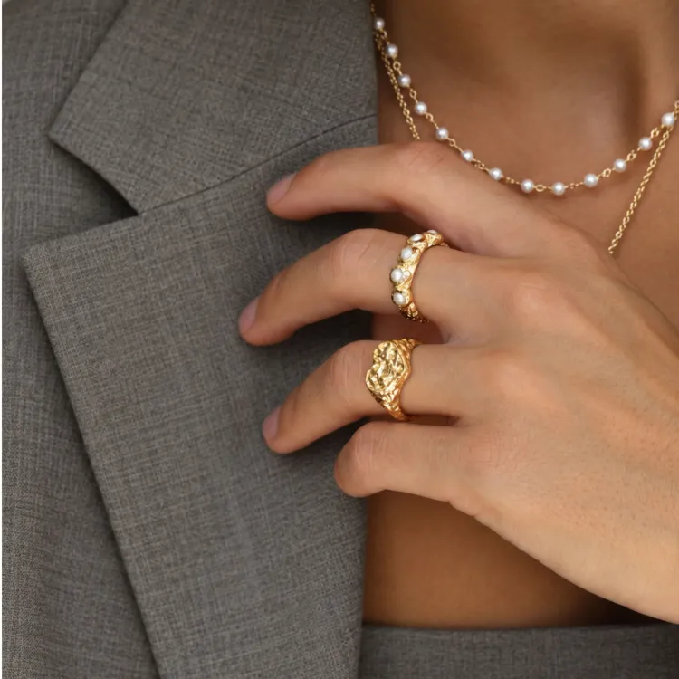 witte parel ring in verguld messing - Eliné