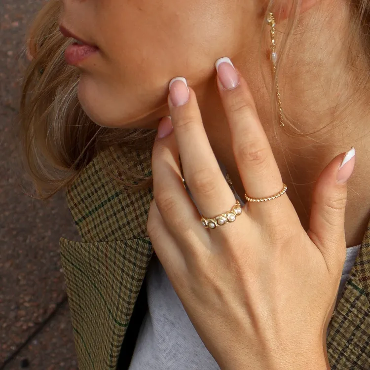 witte parel ring in verguld messing - Eliné