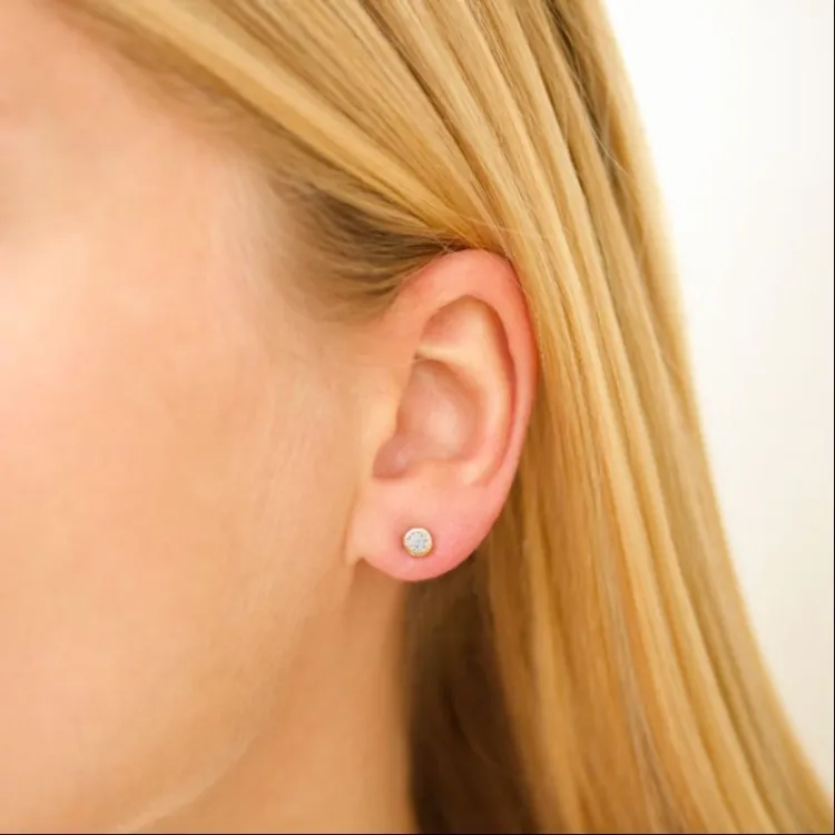 3 mm zirkoon solitaire oorbel in verguld messing - Eliné