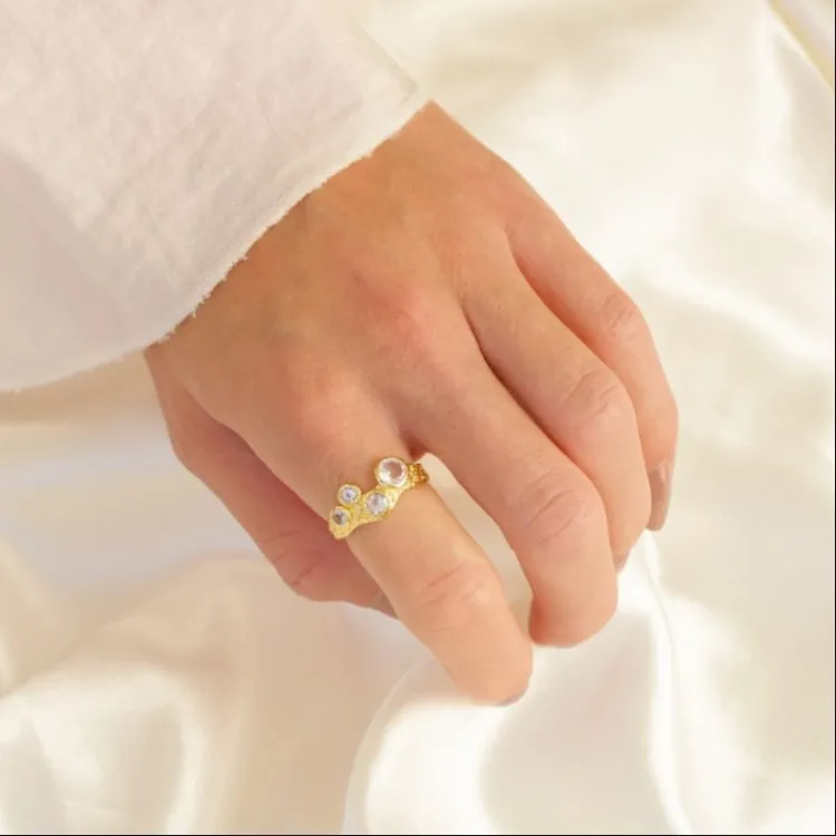 heldere kwarts ring in verguld messing - Loom Stones