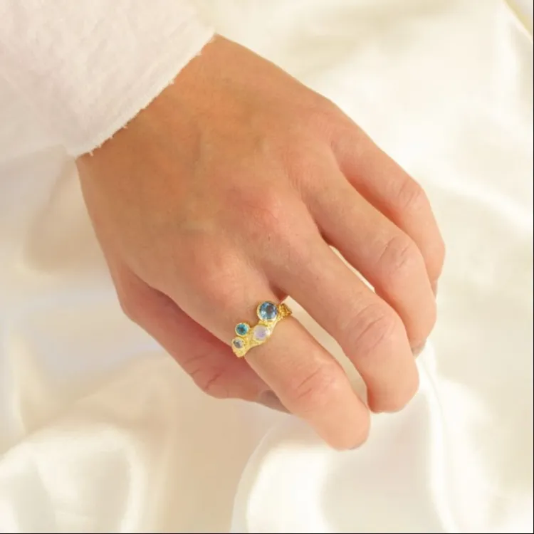 blauwe topaas ring in verguld messing - Eliné