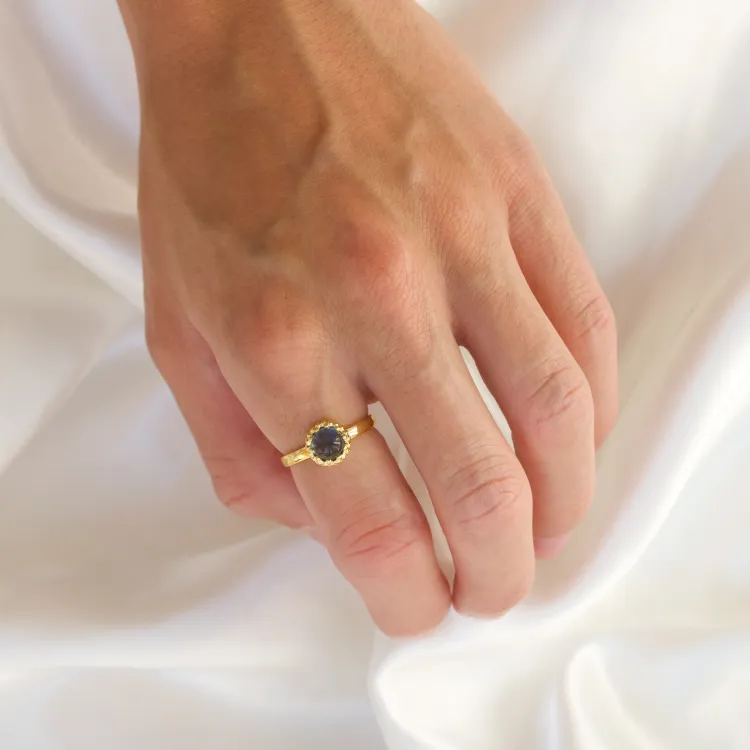 donkerblauw kristal ring in verguld messing - Eliné