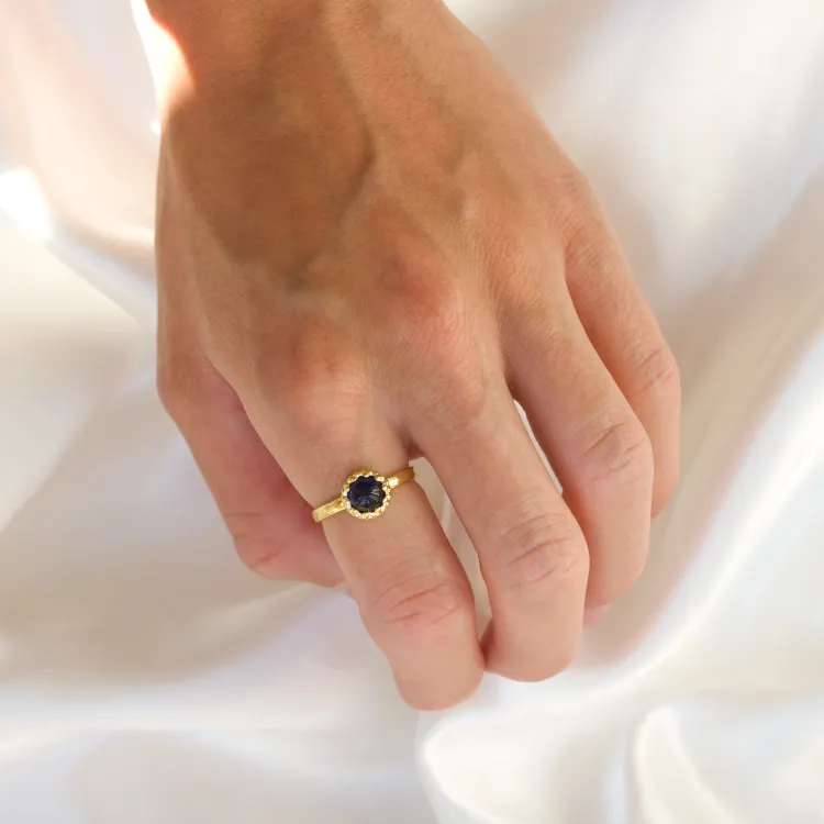 syntetische saffier ring in verguld messing - Eliné