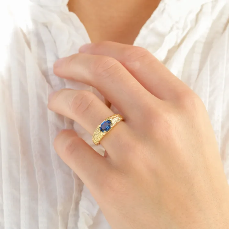 donkerblauw kristal ring in verguld messing - Eliné