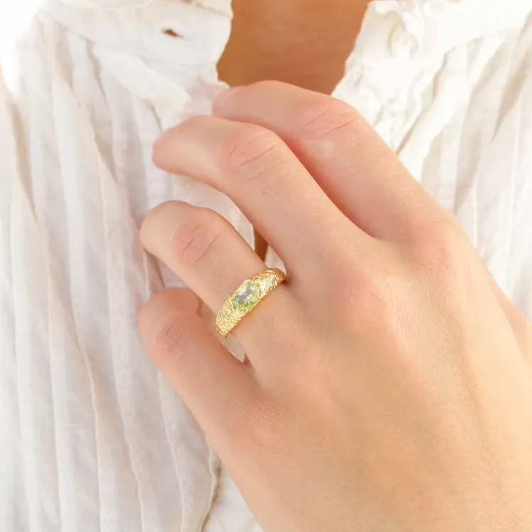 lichtgroene kristal ring in verguld messing - Eliné
