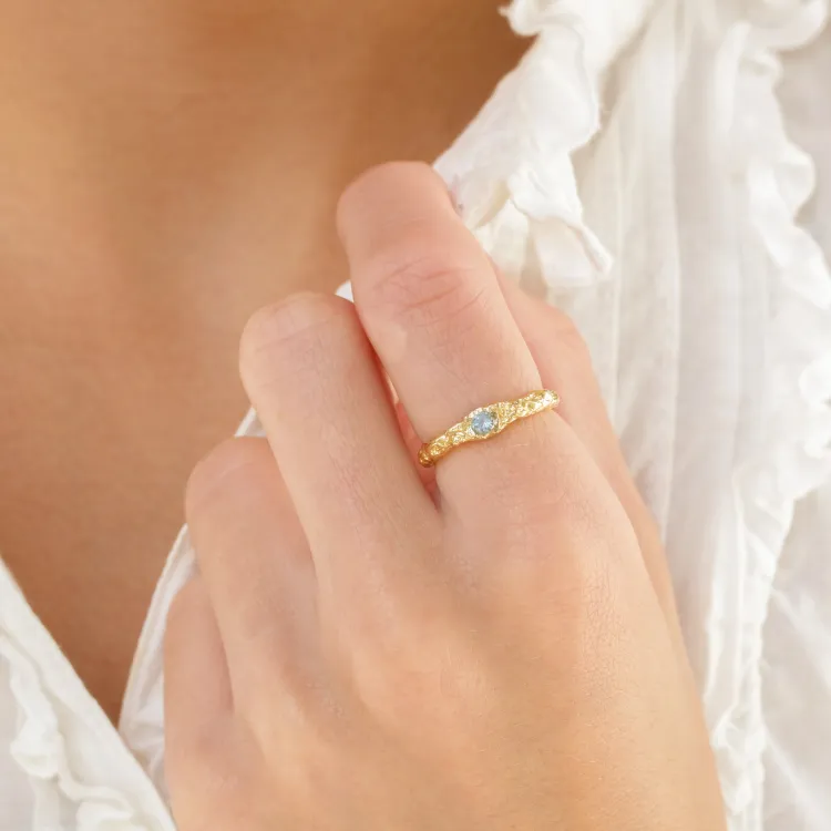 blauwe kristal ring in verguld messing - Eliné