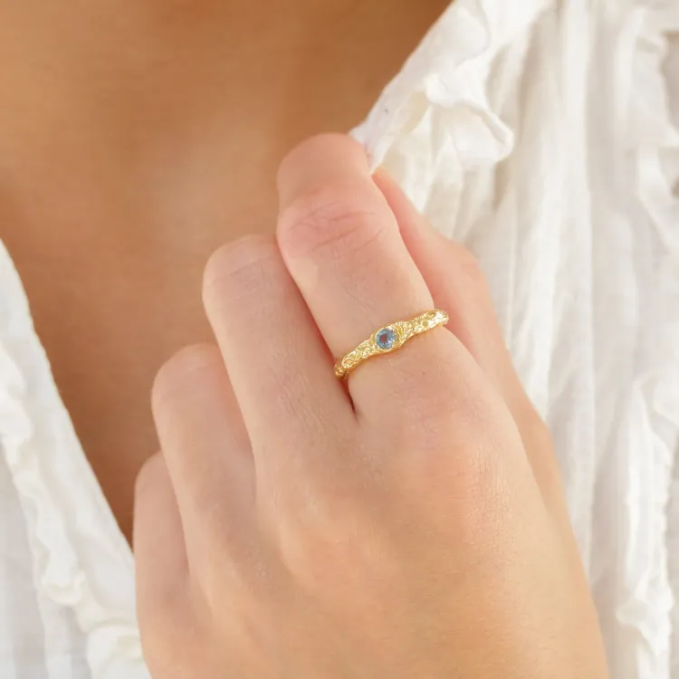 donkerblauw kristal ring in verguld messing - Eliné