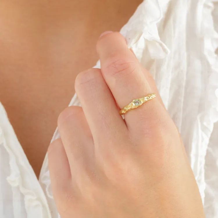 lichtgroene kristal ring in verguld messing - Eliné