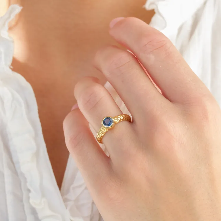 blauwe kristal ring in verguld messing - Eliné