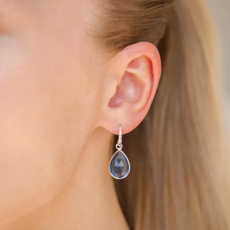 donkerblauw kristal oorbellen in verzilverd messing - Loom Stones