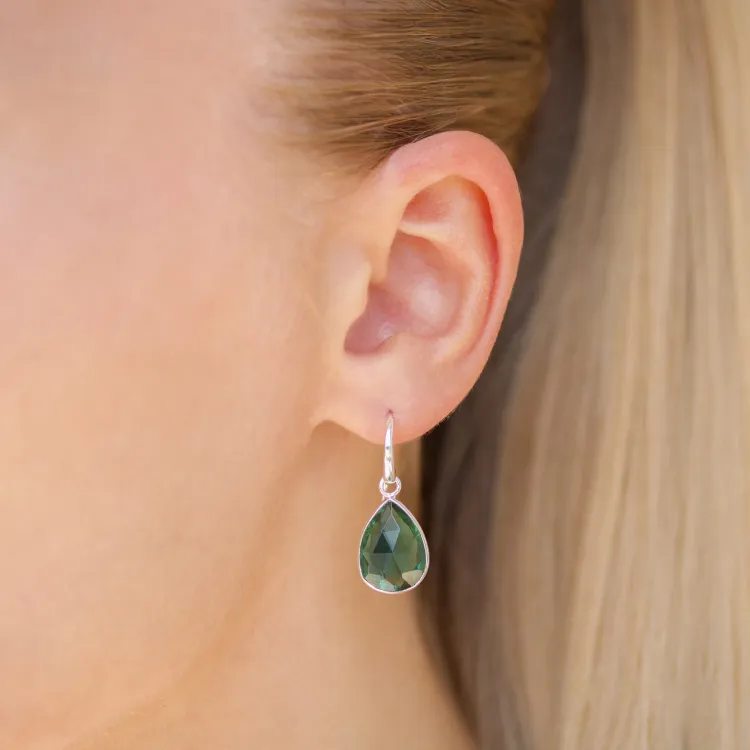 donkergroen kristal oorbellen in verzilverd messing - Loom Stones