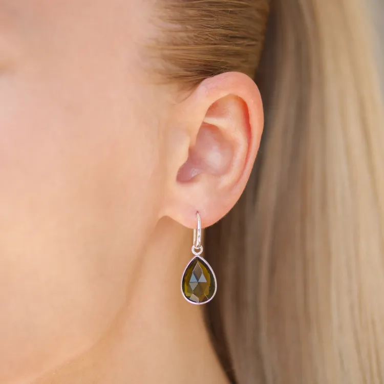 leger groen kristal oorbellen in verzilverd messing - Loom Stones