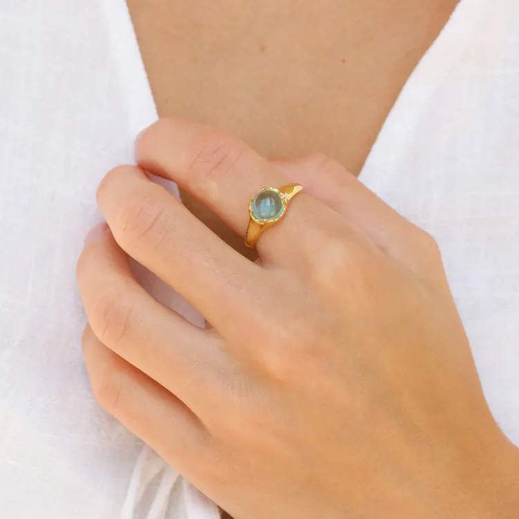 blauwe kristal ring in verguld messing - Loom Stones