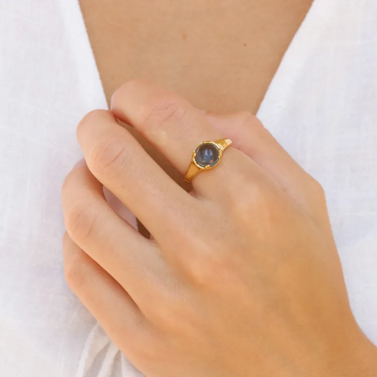donkerblauw kristal ring in verguld messing - Loom Stones