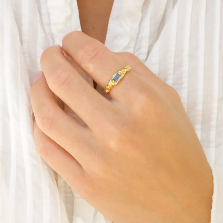 donkerblauw kristal ring in verguld messing - Eliné