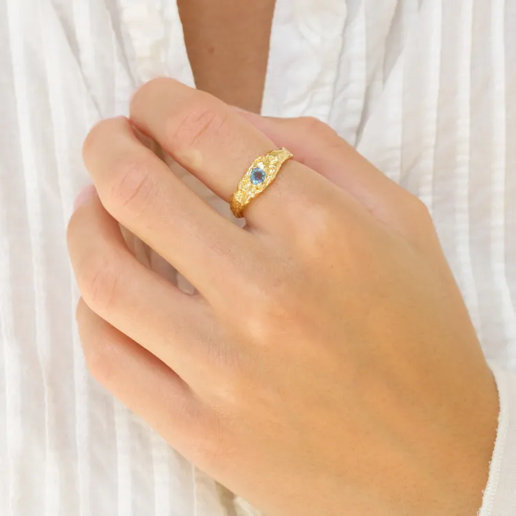 donkerblauw kristal ring in verguld messing - Eliné