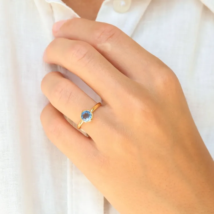 donkerblauw kristal ring in verguld messing - Loom Stones