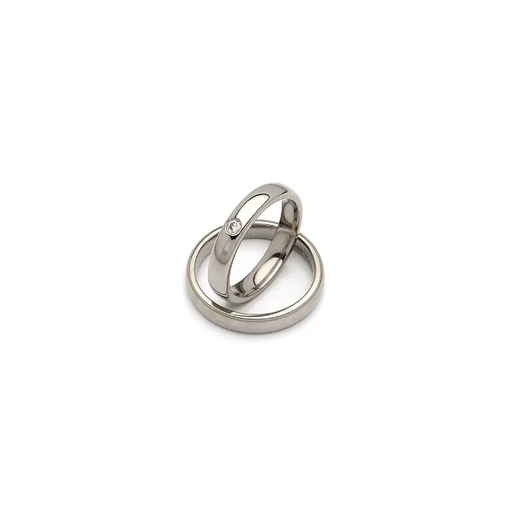 Trouwringen in titanium 0,05 ct