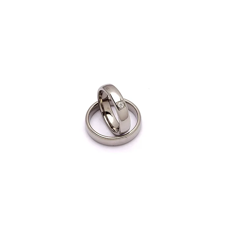 Trouwringen in titanium 0,05 ct
