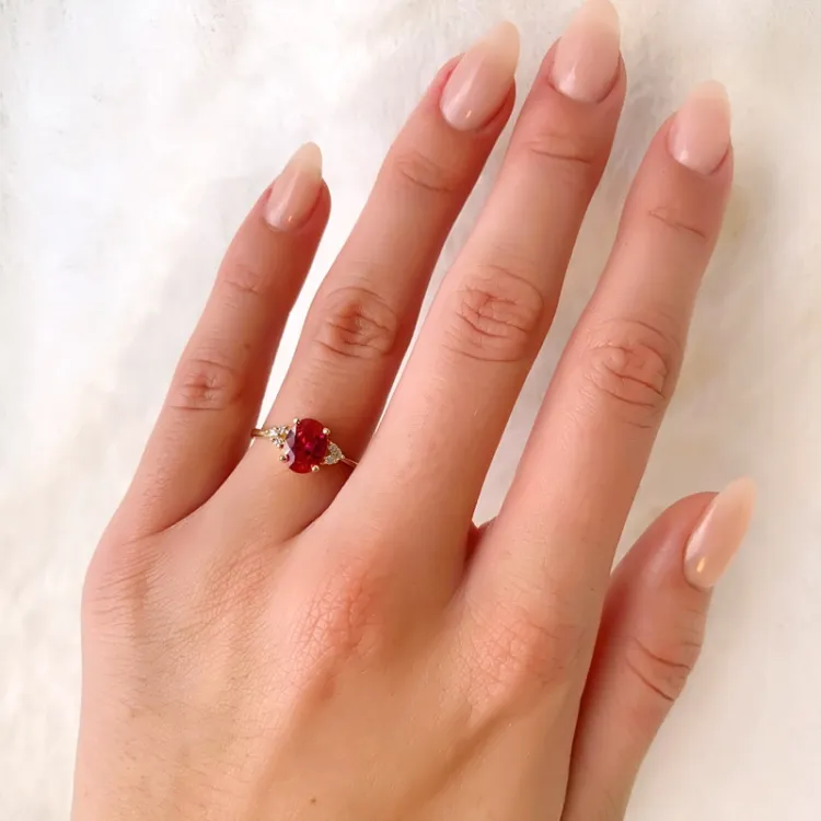 ovale rode syntetische robijn ring in verguld sterlingzilver