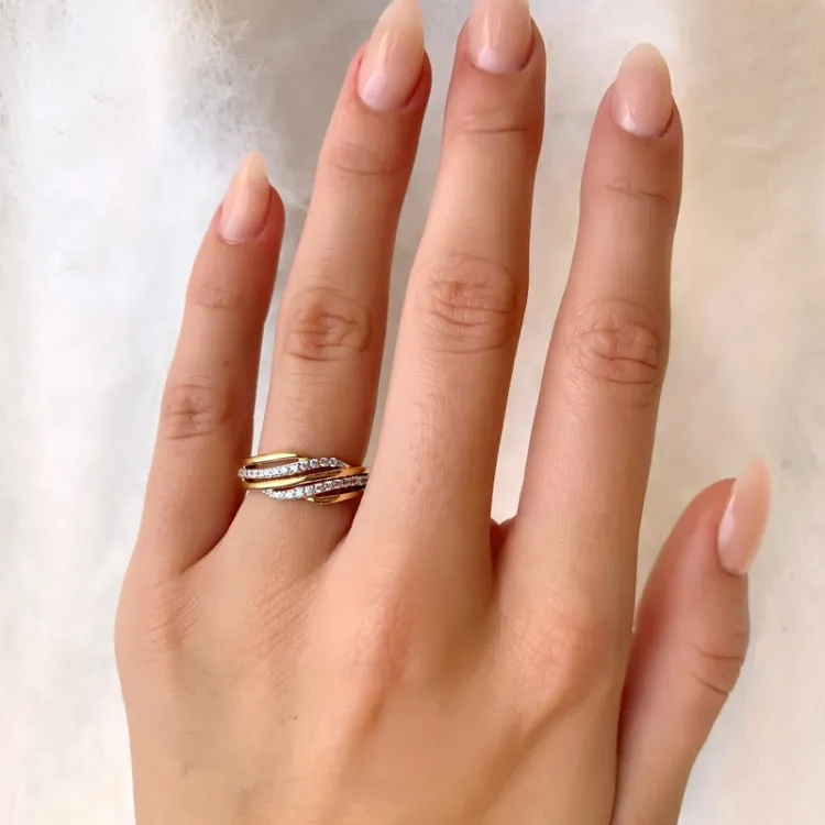 abstract ring in gerodineerd zilver met verguld sterlingzilver