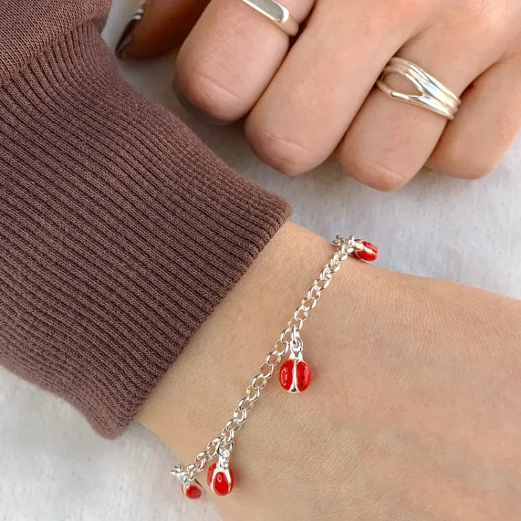 rode kinder armband in zilver met lieveheersbeestje in zilver - Little Ones